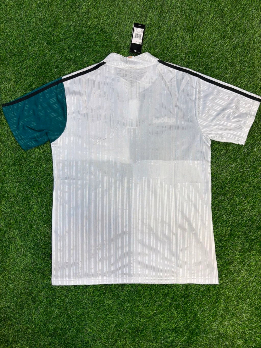 Retro Liverpool FC 1995-96 Away Half Sleeve