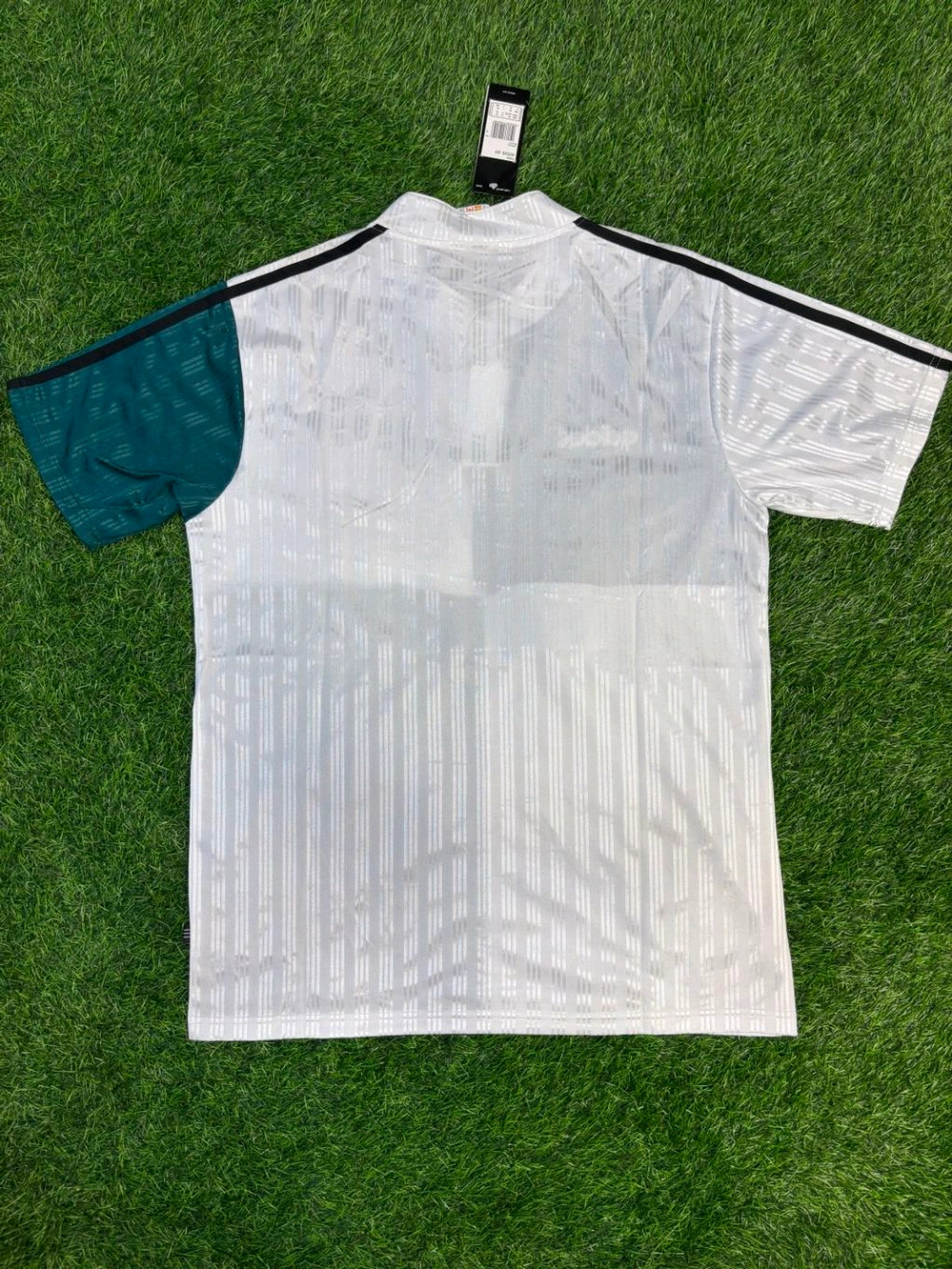 Retro Liverpool FC 1995-96 Away Half Sleeve